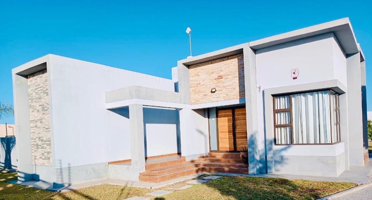 Northern Oasis Hotel Oshakati ภายนอก รูปภาพ